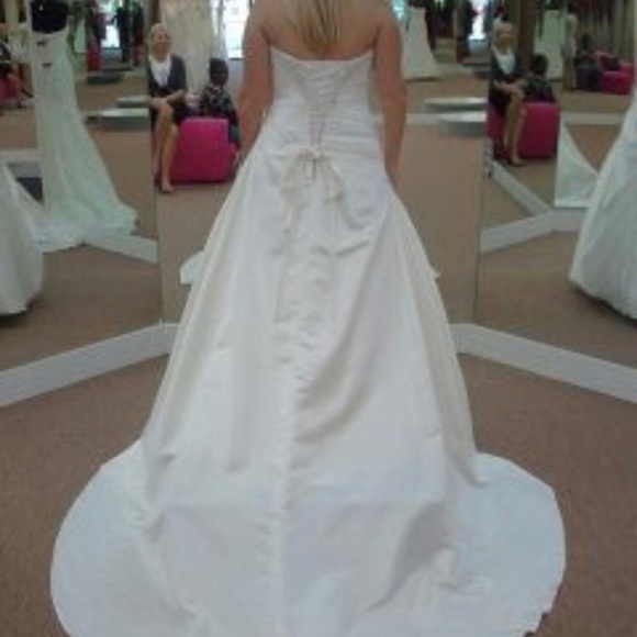 Beautiful sweetheart style wedding dress - Picture 5 of 7
